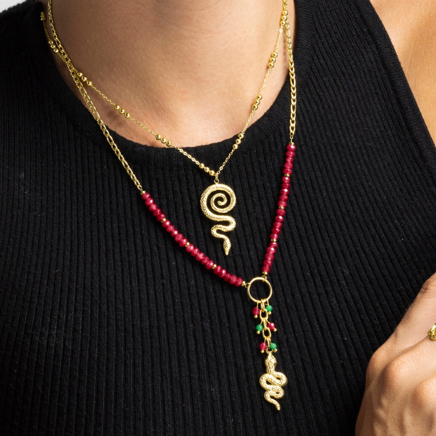 Collar con Cristal Rojo acabado oro 18k - Edrak