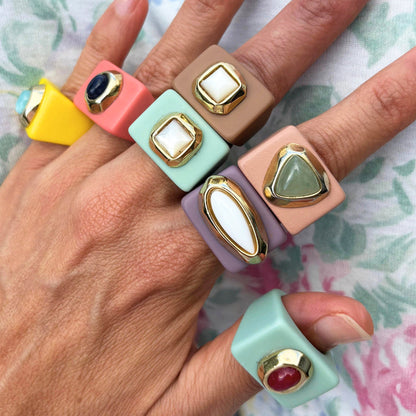 Anillo grande color mora con porcelana blanca