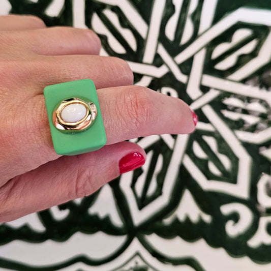 Anillo grande color verde con porcelana blanca