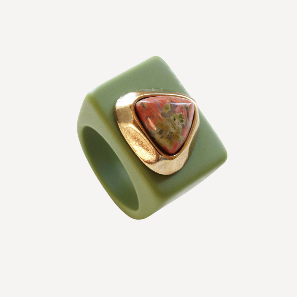 Anillo grande color verde pistacho con unakita