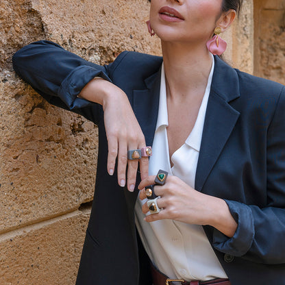 Anillo grande marrón con malaquita