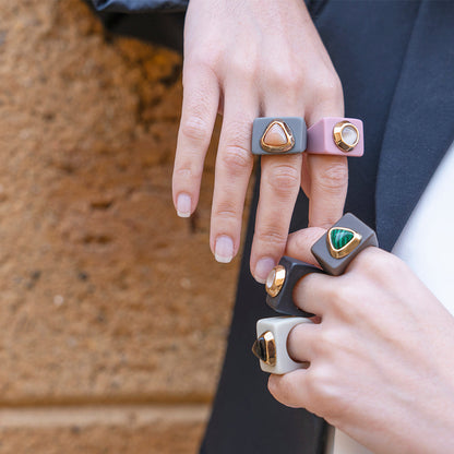 Anillo grande marrón con malaquita