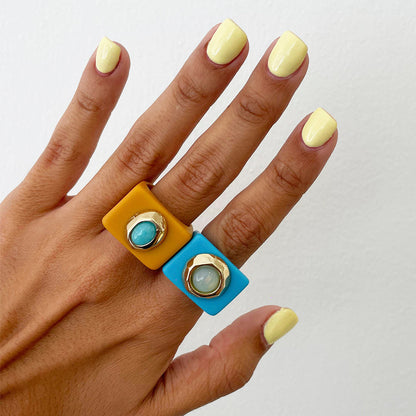 Anillo grande para mujer azul con howlita blanca