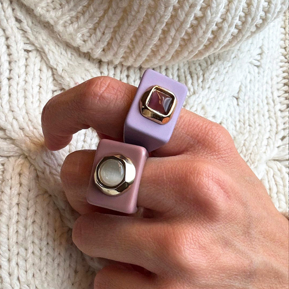 Anillo mujer color lavanda con selenita