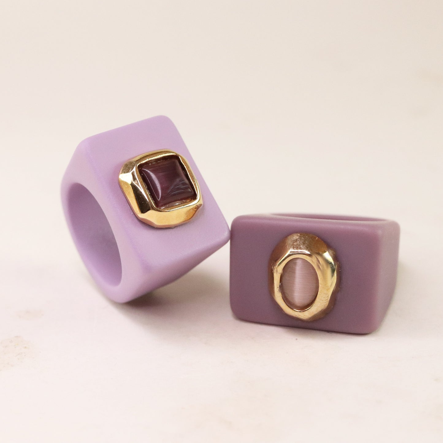 Anillo mujer color lavanda con selenita