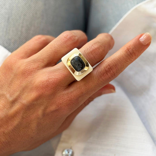 Anillo mujer crema con labradorita