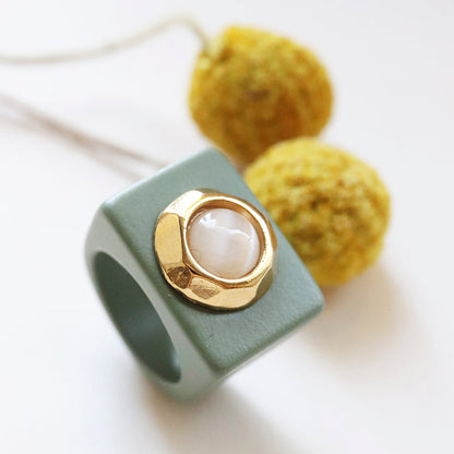 Anillo verde sage con piedra natural Ojo de Gato